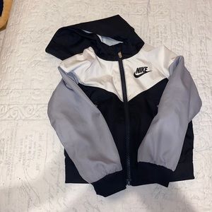 Cute Nike windbreaker boy/girl size 2t😊